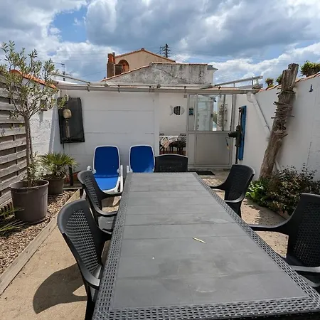 Between Port And With Garage Holiday home