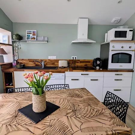 Between Port And With Garage Holiday home