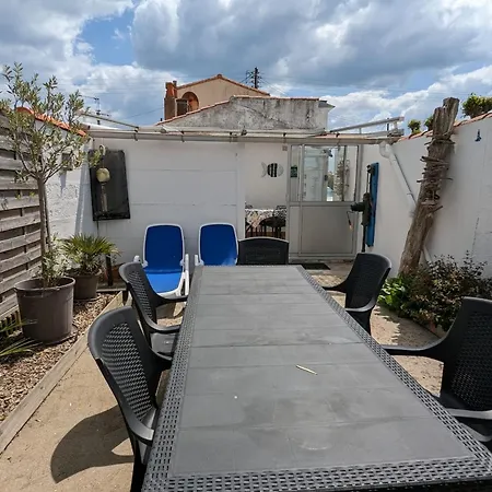 Between Port And With Garage 莱萨布勒-多洛讷