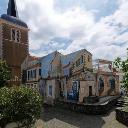 Between Port And With Garage 莱萨布勒-多洛讷