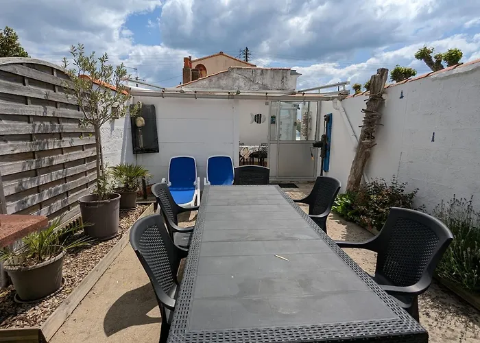 Between Port And With Garage 莱萨布勒-多洛讷