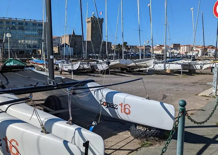 펜션 Between Port And With Garage