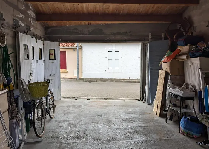 Between Port And With Garage 度假居 *