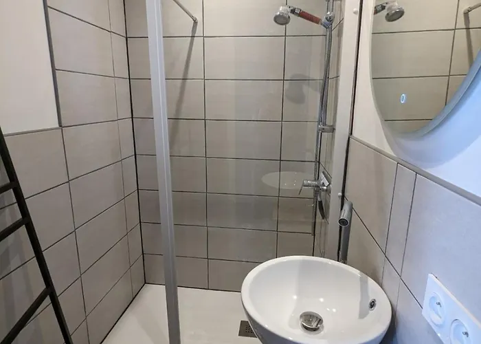 Between Port And With Garage 度假居 莱萨布勒-多洛讷